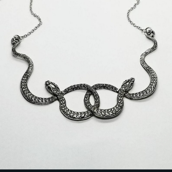 NWT Goth Silver Serpentine Coiled Snakes Necklace!